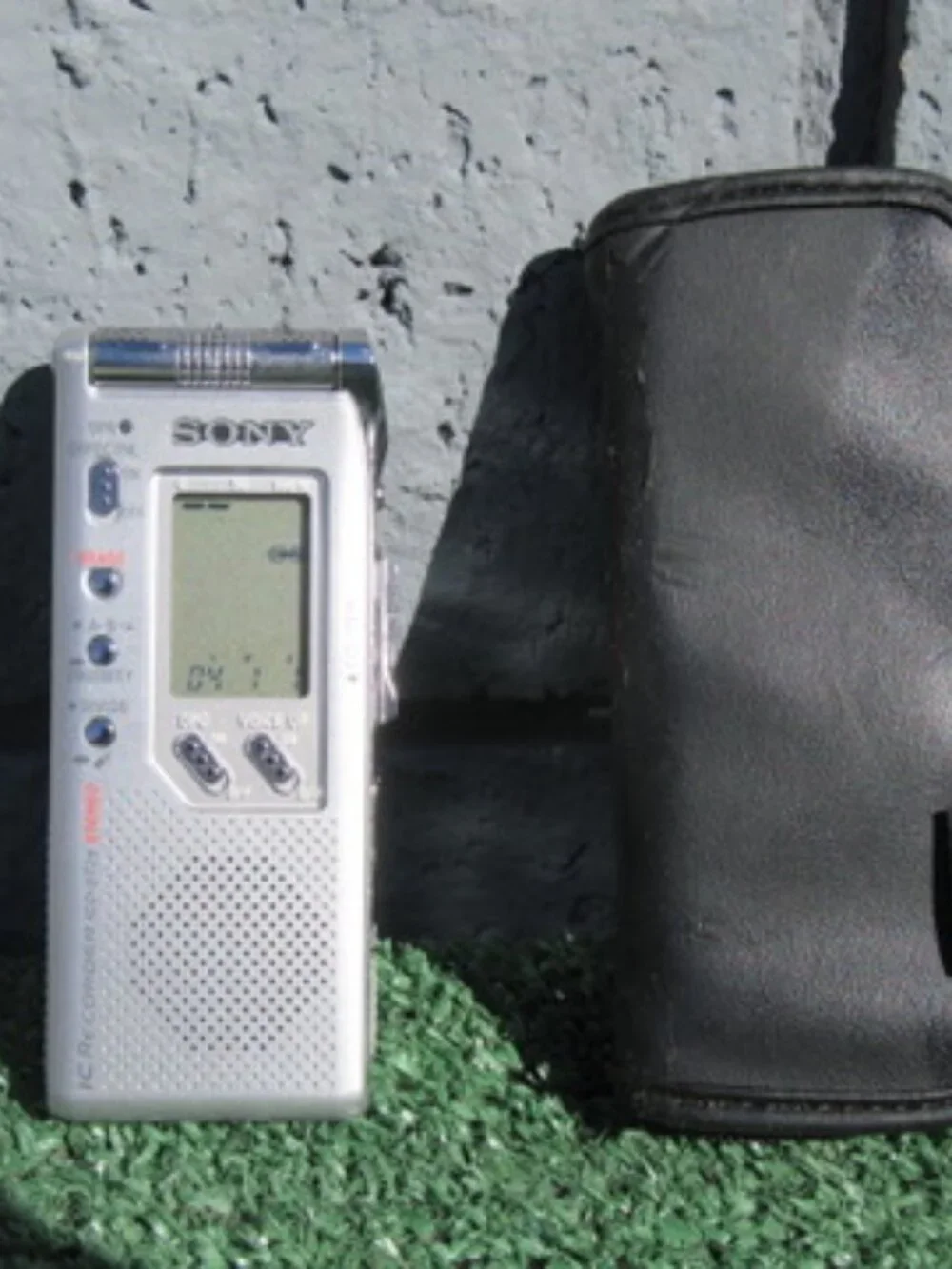 Sony ICD-ST25 IC Digital Compact Audio Voice Recorder w/ Charger Tested Working